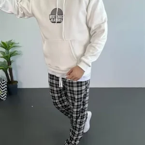 Siyah ve beyaz erkek kapusonlu kazak