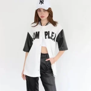 Kisa kollu siyah yazili beyaz tee shirt