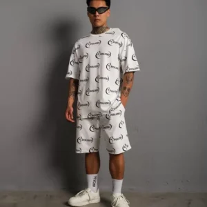 Beyaz sort ve tee shirt