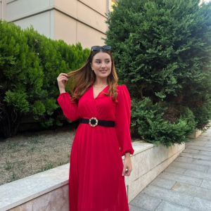 Uzun kollu kirmizi etek