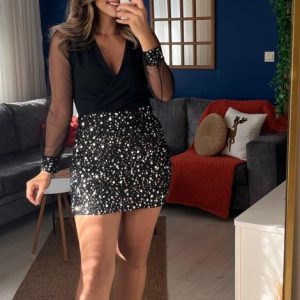 Ince siyah bluz ve kisa etek