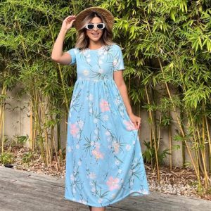 Mavi cicekli kadin etek