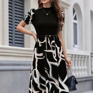 Beyaz cizgili siyah elbise