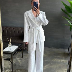 Ince beyaz ceketle pantolon